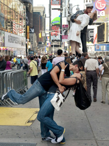 US-ARTS-KISS-SCULPTURE